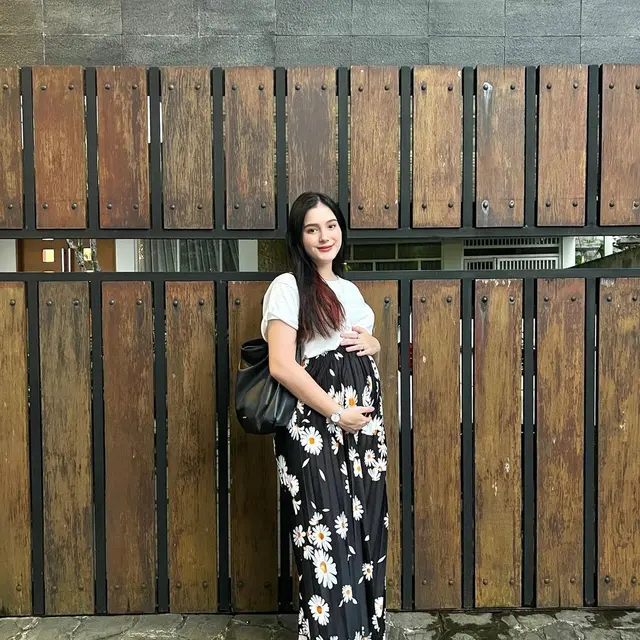 Perut Makin Buncit, Ini 6 Potret Terbaru Yasmine Ow yang Kian Memesona