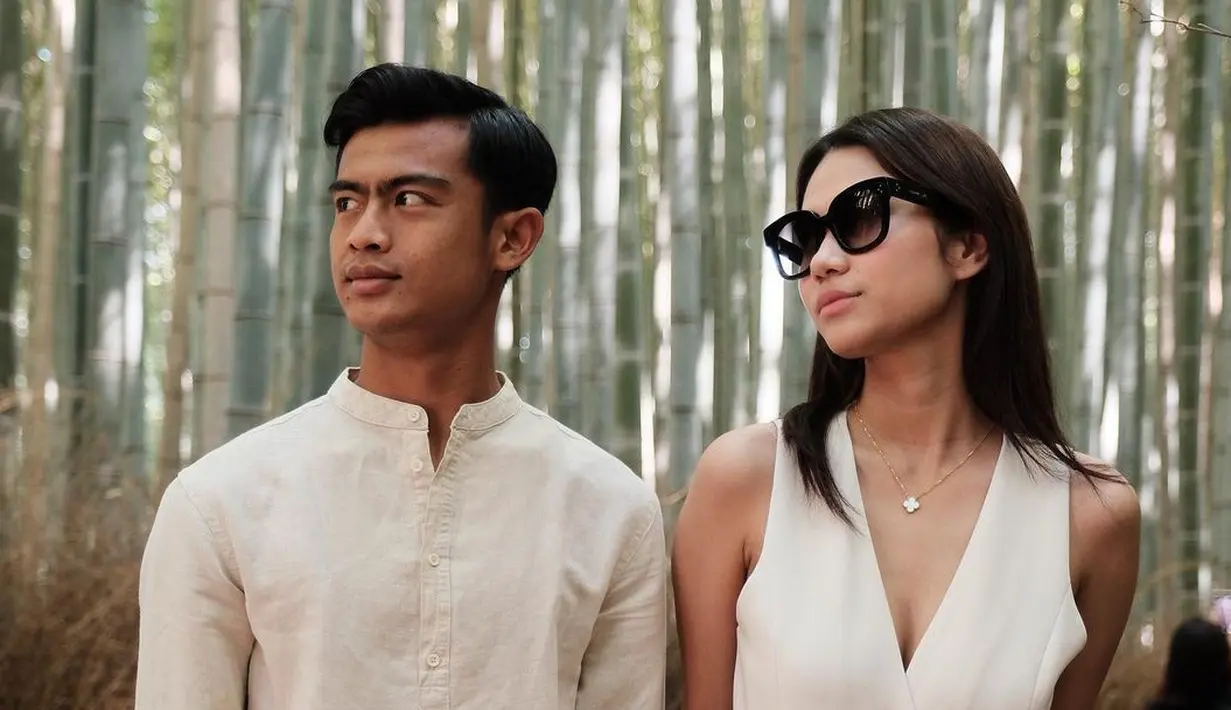 Pratama dan Azizah terlihat sangat serasi saat menjalani pemotretan. Keduanya kompak berpose menoleh ke kanan. Pemotretan dengan latar belakang pohon bambu. [Instagram/@pratamaarhan8 ]