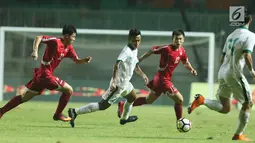 Pemain sayap Indonesia U-23, Osvaldo Haay (kedua kiri) mencoba menembus kawalan pemain Korea Utara pada laga PSSI Anniversary Cup 2018 di Stadion Pakansari, Kab Bogor, Senin (30/4). Laga berakhir imbang 0-0. (Liputan6.com/Helmi Fithriansyah)