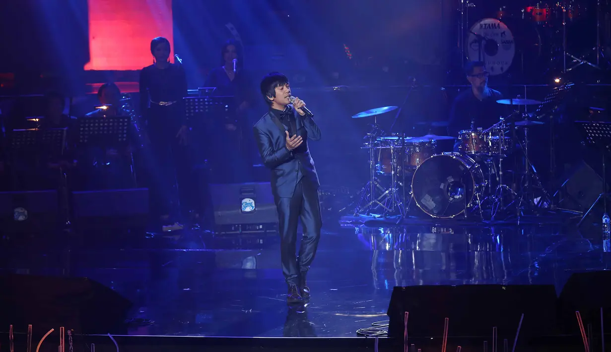 Salah satunya adalah Rian D’Masiv, yang juga berduet dengan wanita yang akrab disapa mama Ina tersebut. Bisa tampil bareng pelantun lagu Burung Camar itu, Rian merasa semuanya seperti mimpi.  (Nurwahyunan/Bintang.com)