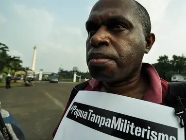 Sejumlah mahasiswa perwakilan Papua melakukan aksi solidaritas di depan Istana Merdeka, Jakarta, Selasa (31/3/2015). Mereka menolak pembangunan markas komando Brimob di Wamena. (Liputan6.com/Faizal Fanani) 