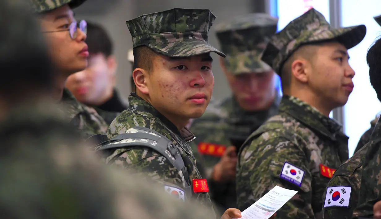 Tentara Korea Selatan mengantre untuk konseling saat mengikuti job fair di ruang pameran KINTEX, Goyang, Korea Selatan, Rabu (20/3). Job fair ini diselenggarakan oleh Kementerian Pertahanan Korea Selatan. (JUNG Yeon-Je/AFP)