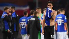 Striker Juventus, Paulo Dybala, tampak kecewa usai dikalahkan Sampdoria pada laga Serie A Italia di Stadion Luigi Ferraris, Genoa, Minggu (19/11/2017). Sampdoria menang 3-2 atas Juventus. (AFP/Marco Bertorello)
