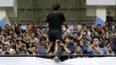 Suporter Universitas Muhammadiyah Malang (UMM) saat memberikan dukungan pada laga final Torabika Campus Cup 2017 di Stadion UM, Malang, Kamis, (02/11/2017). UMM menang 2-0 atas UM. (Bola.com/M Iqbal Ichsan)
