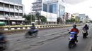 Kendaraan melintasi jalan berlubang di kawasan Gunung Sahari, Jakarta, Selasa (29/1). Sedikitnya terdapat 8 titik jalan rusak dan berlubang di sepanjang Jalan Gunung Sahari berdiameter hingga 10 cm dengan kedalaman 10 cm. (Merdeka.com/Iqbal S. Nugroho)