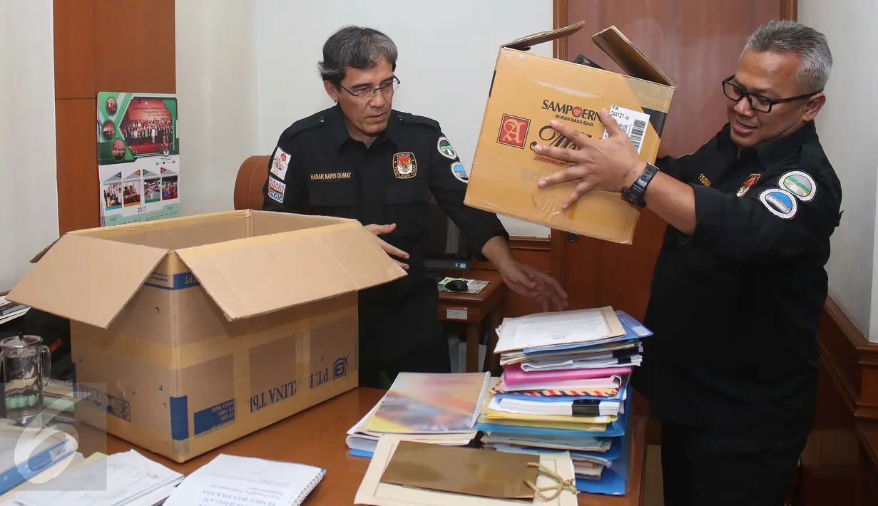 Komisioner KPU Hadar Nafis Gumay (kiri) dibantu komisioner Arief Budiman mengemasi barang-barang pribadi di ruang kerjanya di Kantor KPU, Jakarta, Senin (10/4). Hari ini merupakan hari terakhir lima komisioner KPU berkantor. (Liputan6.com/Angga Yuniar)