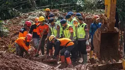 Warga yang selamat maupun yang terdampak terpaksa mengungsi dan mendapatkan penanganan lebih lanjut dari pihak berwenang. Tampak dalam foto, tim penyelamat mencari korban setelah longsor menimbun beberapa rumah di Desa Cibeunying, Kabupaten Cilacap, Jawa Tengah, pada Senin 17 November 2025. (Bakhtiar RAHMAN/AFP)