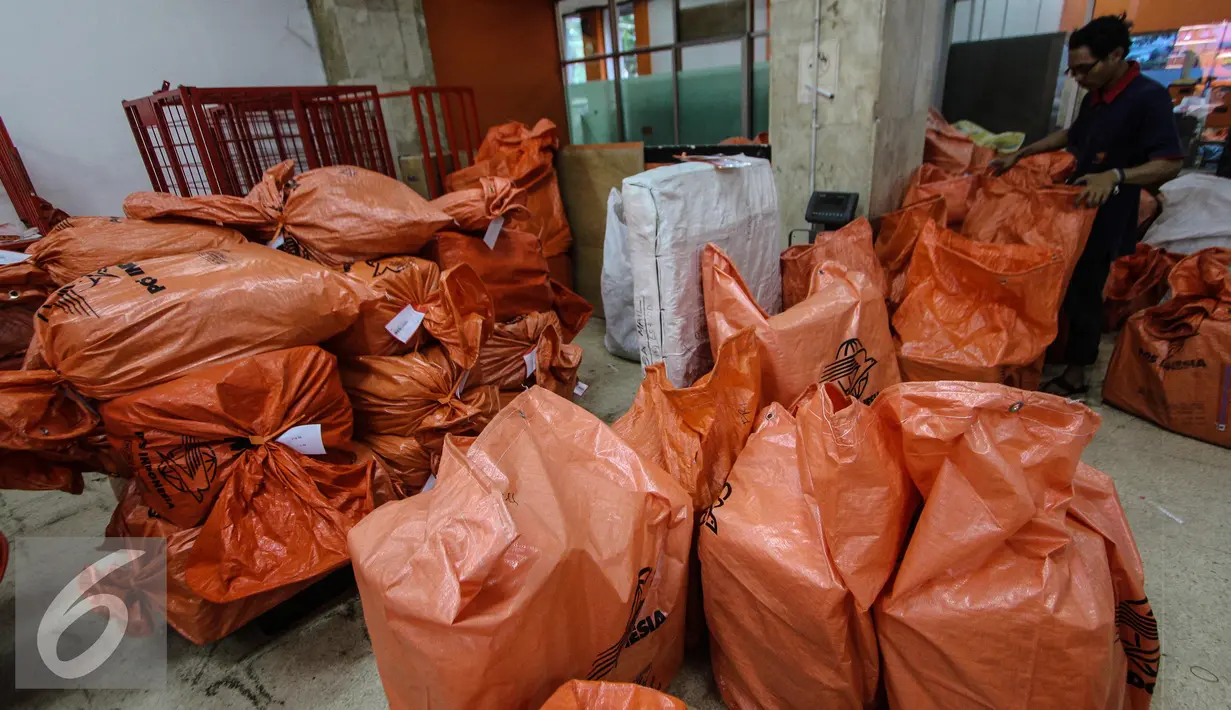 Tumpukan barang di Kantor Pos Besar, Jakarta, Rabu (8/7/2015). Pengiriman paket pos menjelang Lebaran di kantor pos tersebut meningkat 20 persen atau mencapai 4000 paket setiap hari. (Liputan6.com/Faizal Fanani)
