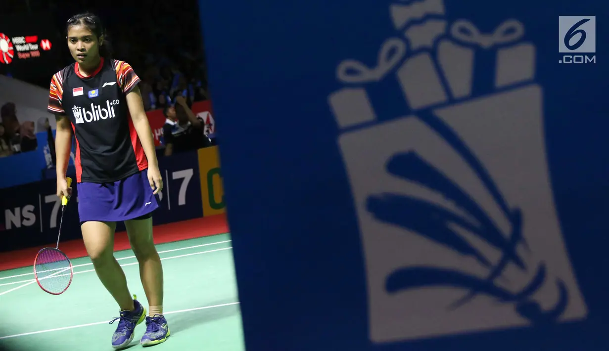 Ekspresi kekecewaan pebulu tangkis tunggal putri Indonesia, Gregoria Mariska Tunjung terlihat saat melawan Ratchanok Intanon (Thailand) di babak 16 besar Indonesia Open 2019 di Istora Senayan, Jakarta, Kamis (18/7/2019). Gregoria kalah 21-13, 19-21, 15-21. (Liputan6.com/Helmi Fithriansyah)
