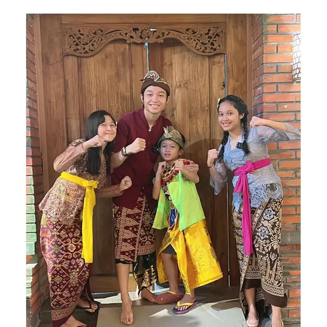 6 Potret Kiesha Alvaro Bareng Tiga Adiknya Pakai Baju Adat Bali, Makin Kompak