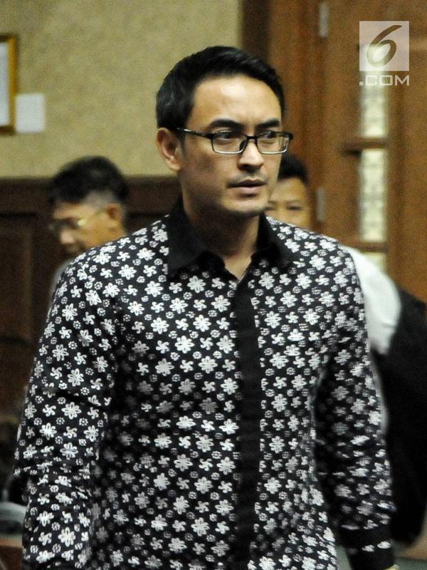 Terdakwa dugaan gratifikasi dan suap pengesahan APBD Provinsi Jambi, Zumi Zola meninggalkan ruang sidang Pengadilan Tipikor, Jakarta, Kamis (6/12). Zumi divonis 6 tahun penjara dan denda Rp 500 juta subsider 3 bulan kurungan. (Liputan6.com/Faizal Fanani)