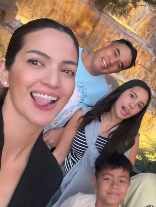 Nia mengambil selfie bersama tiga anak dan suaminya. Nia tampak mengenakan blazer hitam.  [@ramadhaniabakrie]