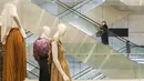 Pengunjung menaiki eskalator di sebuah department store di Melbourne, Australia, Rabu (28/10/2020). Melbourne, kota terbesar kedua Australia, akhirnya dibuka kembali setelah pemberlakuan lockdown yang ketat selama lebih dari tiga bulan akibat Covid-19.  (AP Photo/Asanka Brendon Ratnayake)