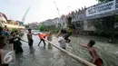 Salah satu peserta lomba terjatuh saat melewati jembatan bambu satu di Yogyakarta, Selasa (9/8). Lomba diselenggarakan untuk menyambut HUT RI ke-71. (Liputan6.com/Boy Harjanto)