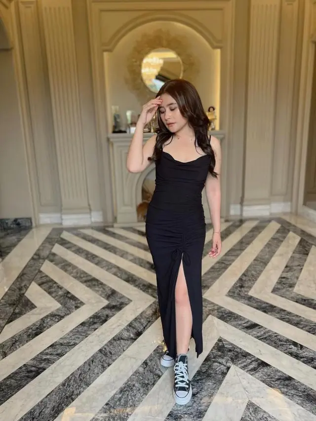 6 Pesona Prilly Latuconsina Pakai Gaun Hitam, Semakin Memukau di Usia 25 Tahun