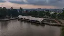 Pada sore hari, Situ Cipondoh ramai dikunjungi warga yang ingin menikmati pemandangan matahari terbenam. Tampak foto udara memperlihatkan area Situ Cipondoh di Kota Tangerang, Banten, yang tetap berfungsi sebagai kawasan konservasi air sekaligus destinasi rekreasi warga, Rabu (14/4/2026). (merdeka.com/Arie Basuki)