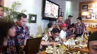 Cawagub Djarot makan bersama dengan warga. (Liputan6.com/Devira Prastiwi)