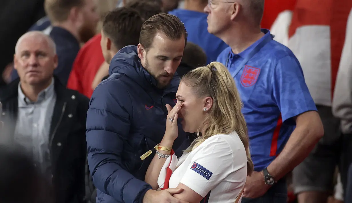 Pemain Inggris Harry Kane memeluk istrinya Katie Goodland atau Kate pada akhir pertandingan final Euro 2020 antara Inggris dan Italia di Stadion Wembley, London, Inggris, Minggu (11/7/2021). Italia mengalahkan Inggris 3-2 dalam adu penalti. (Carl Recine/Pool Photo via AP)