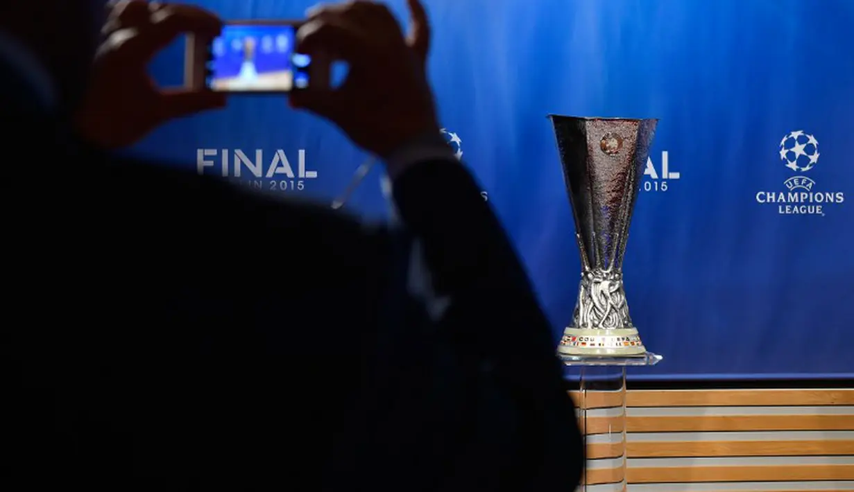 Seseorang sedang memotret trofi European League, Jumat (24/4/2015). (AFP)