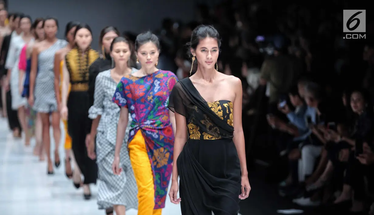Sejumlah model berjalan diatas catwalk mengenakan busana rancangan Paulina Katarina dalam ajang Jakarta Fashion Week 2018 di Senayan City, Jakarta, Kamis (26/10). (Liputan6.com/Faizal Fanani)