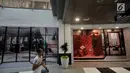 Pengunjung melintasi kios pertokoan yang tutup di pusat perbelanjaan kawasan Semanggi, Jakarta, Senin (28/1). Pasar ritel nasional mengalami penurunan dalam dua tahun terakhir akibat menjamurnya platform penjualan e-commerce. (Merdeka.com/Iqbal S Nugroho)