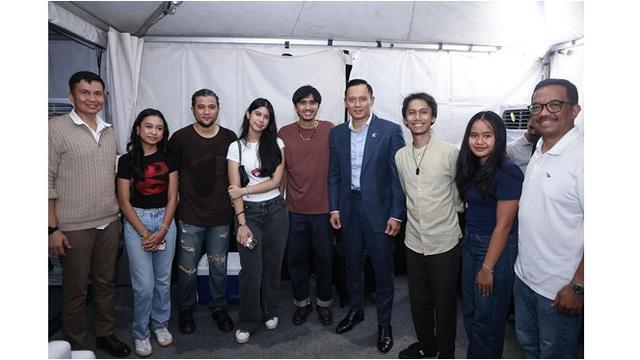 6 Potret Agus Yudhoyono Ajak Putrinya Nonton Sheila On 7, Tetap Semangat Meski Hujan