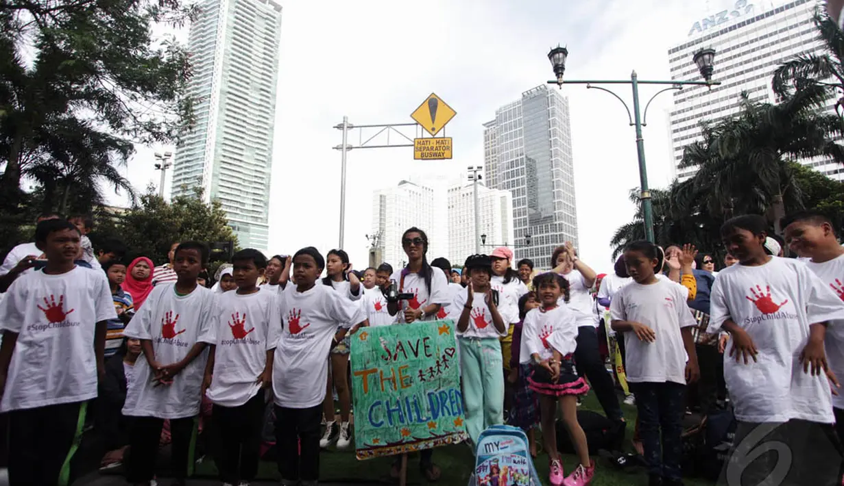 Sejumlah anak dan pegiat di aksi damai "Memutus Mata Rantai Darurat Kekerasan Terhadap Anak", Jakarta, Minggu (14/12/2015). (Liputan6.com/Faizal Fanani)