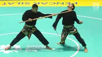 Pesilat Indonesia Yolla Primadona Jumpil dan Hendy beraksi dalam nomor seni ganda putra Asian Games 2018 di Padepokan Pencak Silat, TMII, Jakarta, Senin (27/8). Tim silat Indonesia meraih medali emas dengan skor 580. (Merdeka.com/Arie Basuki)