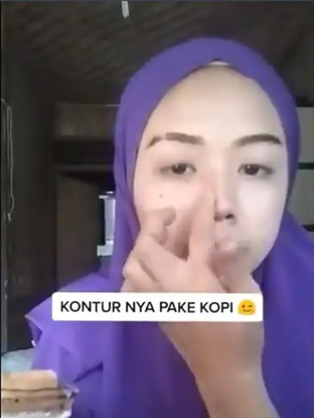 6 Aksi Nyeleneh Pakai Makeup dengan Bumbu Dapur Ini Hasilnya Kocak