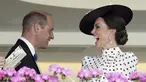 Pangeran William (kiri) dan Kate Middleton menghadiri hari keempat pertemuan pacuan kuda Royal Ascot di Ascot Racecourse, Ascot, Inggris, 17 Juni 2022. Pangeran William dan Kate Middleton membuat penampilan kejutan di Royal Ascot 2022. (Aaron Chown/PA via AP)