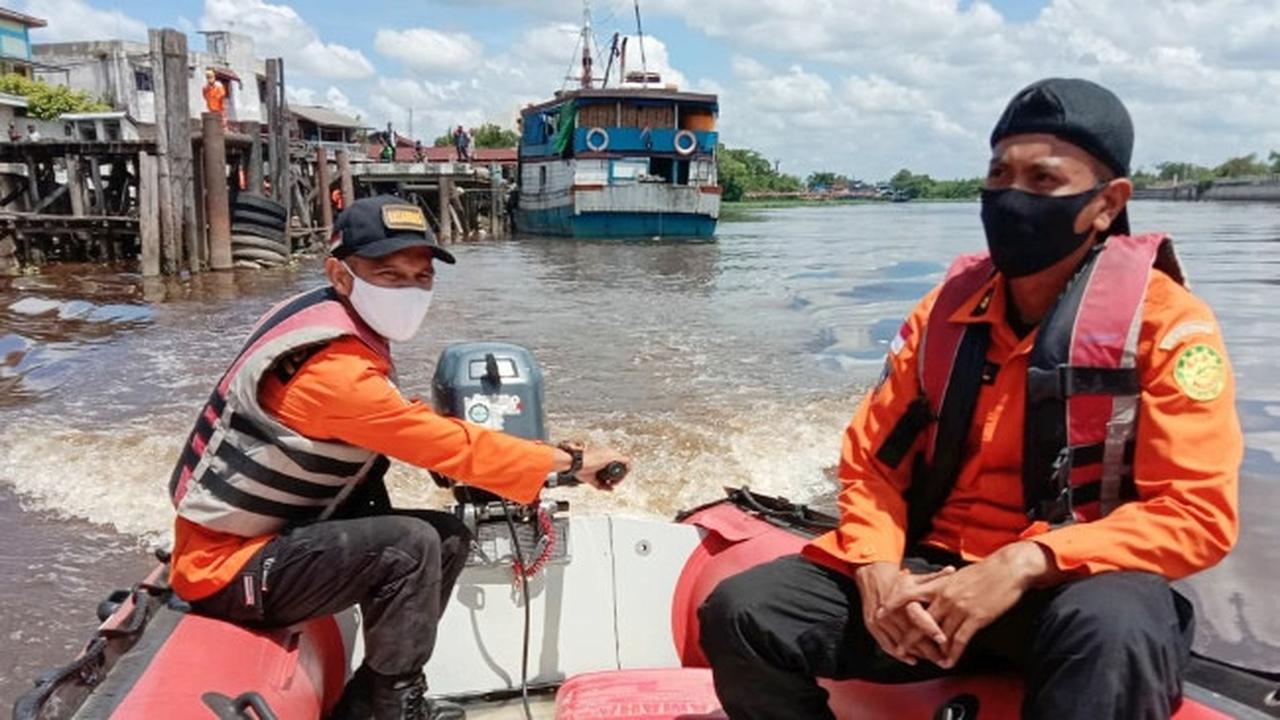 Pencarian ABK tenggelam di Sungai Siak setelah mengejar kardus mie yang terjatuh.
