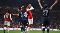 Striker Arsenal Olivier Giroud (kedua dari kanan) gagal memanfaatkan peluang mencetak gol ke gawang Crvena Zvezda pada laga Liga Europa di Stadion Emirates, Kamis (2/11/2017). (AFP/Ben Stansall)