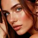 tren makeup natural seperti soft girl look menekankan pada tampilan kulit yang sehat, blush segar, serta detail ringan seperti freckles dan highlight lembut. Konsep ini kemudian berkembang menjadi berbagai variasi, termasuk soft honey look yang lebih hangat dan dewasa, namun tetap terlihat fresh. (foto/dok: freepik)