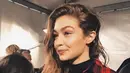 Dalam fotonya tersebut, Gigi yang berambut pendek dan blonde itu tampak sedang mengenakan baju handuk untuk mandi. Sesuai dengan tulisannya, tampilan Gigi pun tampak bersemangat saat itu. (Instagram/gigihadid)