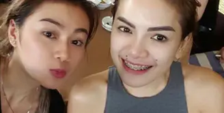 Artis yang kerap tampil seksi, Nikita Mirzani diketahui ditangkap oleh pihak berwajib terkait kasus prostitusi online. Dua hari sebelum digerebek, Nikita bersama kerabatnya ini nampak sedang berada di Bandung. (via instagram/@nikitamirzanimawardi)