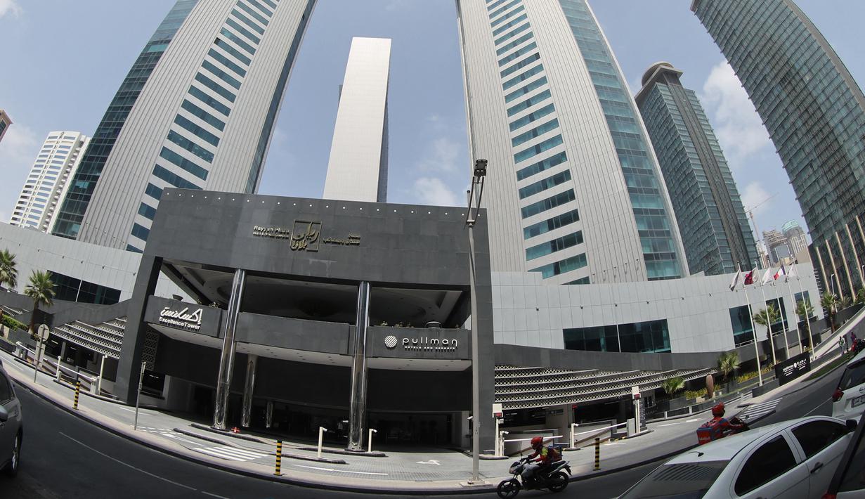 Timnas Uruguay yang akan berlaga di putaran final Piala Dunia 2022 Qatar telah memilih Hotel Pullman Doha West-Bay sebagai tempat mereka menginap sekaligus sebagai base-camp mereka selama di Qatar. Tempat dan suasana yang nyaman tentu menjadi pertimbangan La Celeste menjatuhkan pilihan kepada Hotel Pullman Doha West-Bay. Seperti apa sih kenyamanannya? Yuk kita intip bersama. (AFP/Karim Jaafar)