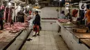 Aktivitas di los daging non halal di Pasar Senen, Jakarta, Senin (13/9/2021). Pascaviral penjualan daging anjing di Pasar Senen, lapak penjual tersebut kini sudah tak beroperasi dan jika nanti pedagang itu kembali menjual daging anjing, maka lapaknya akan ditutup permanen. (Liputan6.com/Johan Tallo)
