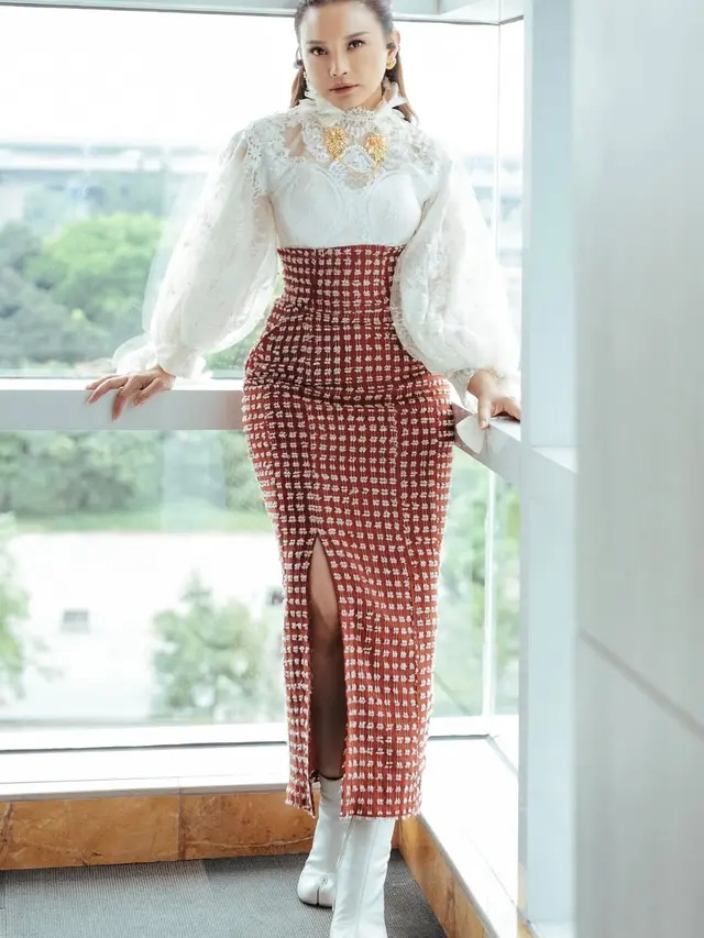 Potret Rossa Tampil Anggun dengan Sentuhan Modern Wastra Tenun Sabilulungan saat Manggung