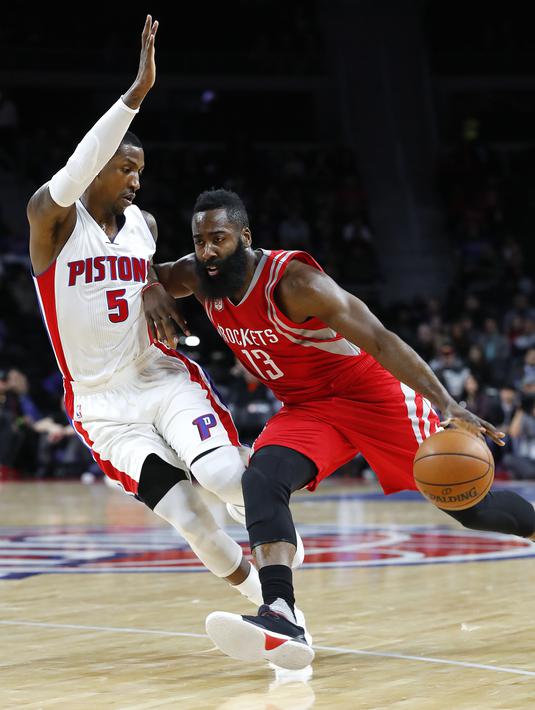Guard Houston Rockets, James Harden (kanan), mendribel bola melewati guard Detroit Pistons, Kentavious Caldwell-Pope, dalam laga babak reguler NBA 2016-2017 di The Palace of Auburn Hills, Michigan, Selasa (22/11/2016) WIB. (AP Photo/Paul Sancya)