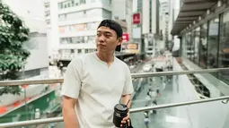 Meski berasal dari Korea Selatan, YouTuber ini dikenal masyarakat dengan logat Jawa medok. Diketahui Jang Hansol tinggal di Malang, Jawa Timur selama 16 tahun. Kini ia sudah kembali ke Korea Selatan, namun masih sering megunjungi Indonesia. (Liputan6.com/IG/@hansoljang110)
