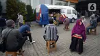 Warga antre mengurus SIM di Pelayanan SIM Keliling, Tangerang Selatan, Banten, Jumat (7/8/2020). Ditlantas Polda Metro Jaya memberi dispensasi bagi pemilik SIM yang masa berlakunya habis di masa pandemi COVID-19 bisa memperpanjang sampai akhir Agustus 2020. (merdeka.com/Dwi Narwoko)