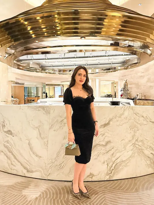 Agar tidak boring pakai dress hitam polos, bisa pilih heels dengan motif seperti tampilan Shandy satu ini.  [@shandyaulia]