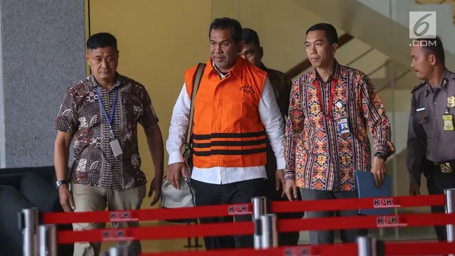 FOTO: Resmi Ditahan KPK, Bupati Hulu Sungai Tengah Kenakan Rompi Oranye