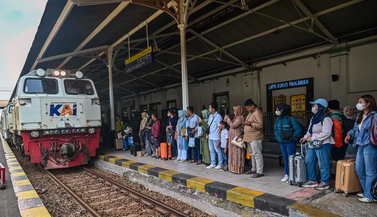 Selama tiga hari arus balik masa angkutan Lebaran 2025, jumlah penumpang yang turun di stasiun KAI wilayah Daop 8 Surabaya lebih banyak dibandingkan dengan jumlah penumpang yang berangkat. (JUNI KRISWANTO/AFP)
