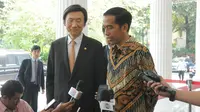 Yun dan Jokowi berjanji untuk meningkatkan kerjasama ekonomi dua negara, Indonesia dan Korea Selatan. 