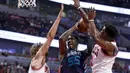 Pemain Charlotte Hornets, Roy Hibbert #55 berusaha melewati dua pemain Chicago Bulls, Robin Lopez (kiri) dan Jimmy Butler pada laga NBA preseason basketball game di Chicago, Selasa (18/10/2016) WIB.  (AP/Charles Rex Arbogast)