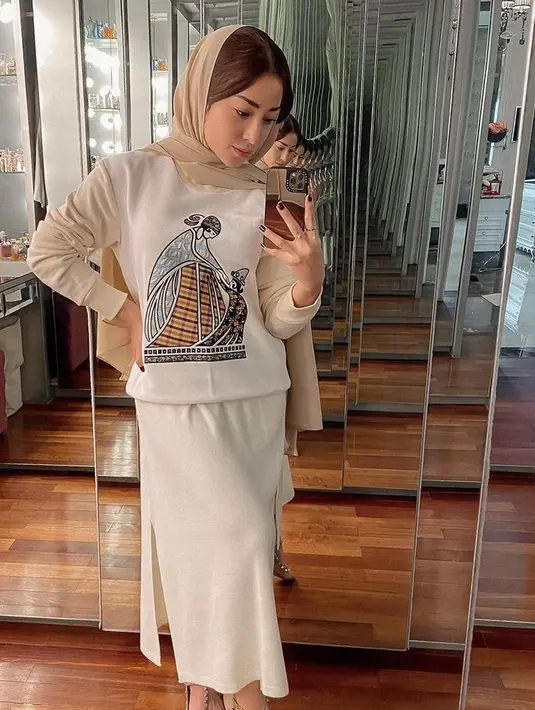 Nikita juga tampil dengan sweater dan slit midi skirt, dipadukan kerudung nudenya. (@nikitawillyofficial94)