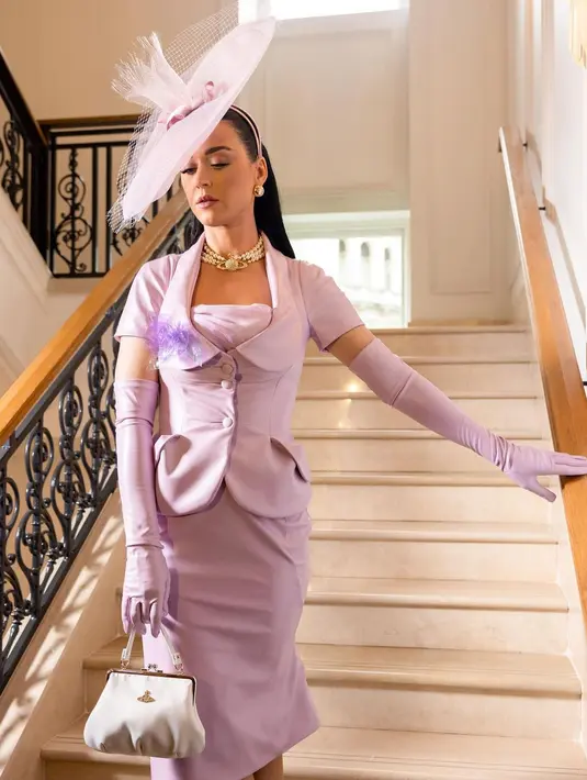 <p>Vivienne Westwood menjadi desainer di balik kesempurnaan tampilan Katy Perry. [Foto: Instagram/ Katy Perry]</p>