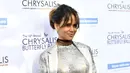 Aktris Halle Berry berpose di red carpet Chrysalis Butterfly Ball di Private Residence, Los Angeles, 3 Juni 2017. Halle Berry mengenakan gaun sequin ketat silver hingga membuat perutnya sedikit menyembul. (Frazer Harrison/GETTY IMAGES NORTH AMERICA/AFP)