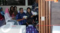 Presiden SBY bersama Ibu Ani Yudhoyono terlihat duduk bersama para warga menunggu panggilan untuk mencoblos di TPS 006 Nagrak Gunung Putri, Bogor (Liputan6.com/Helmi Fithriansyah)